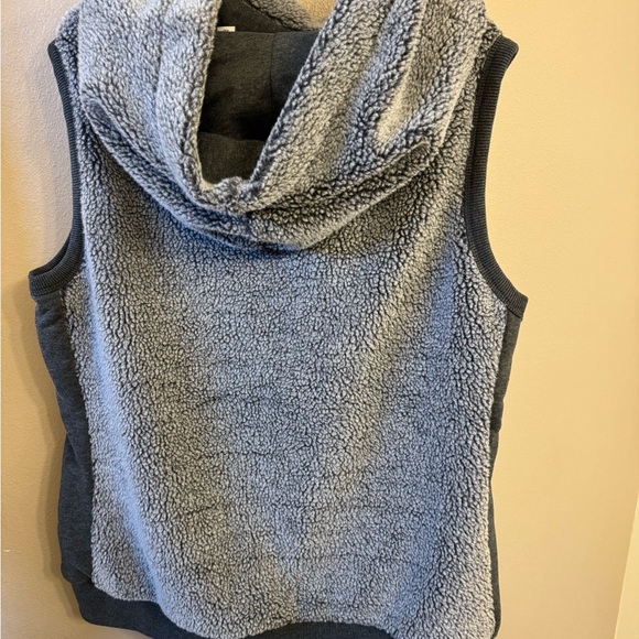 Wanakome Gray Sherpa Sleeveless Hoodie - Picture 3 of 5